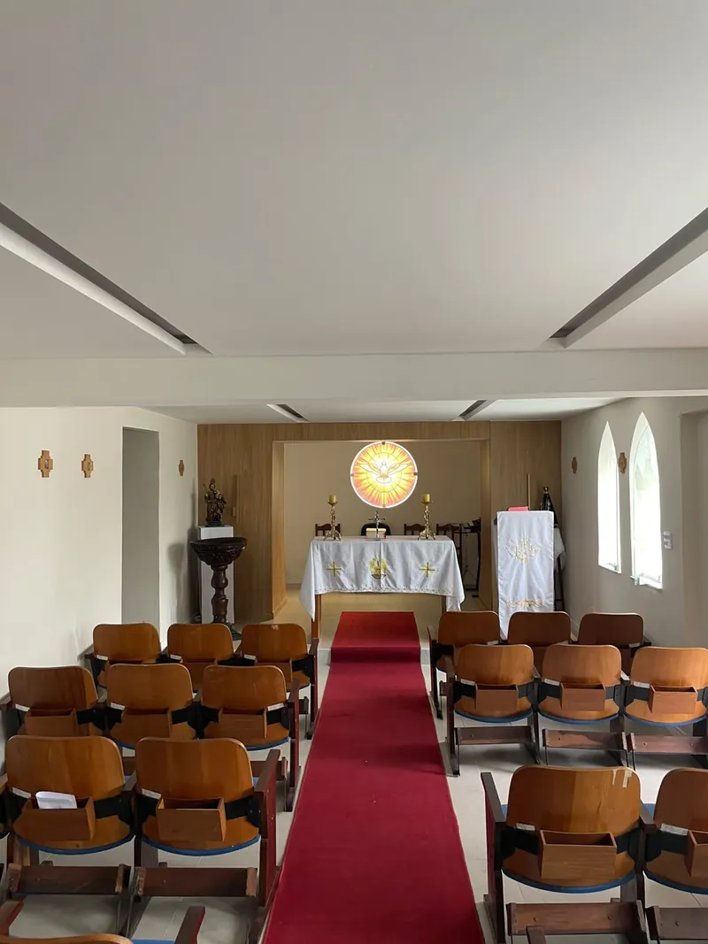 Interior da Capela de São José, com tapete vermelho e altar