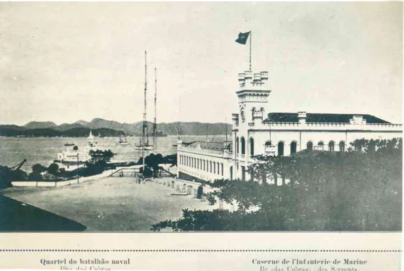 Cartão-postal antigo do Quartel do Batalhão Naval na Ilha das Cobras, com a Baía de Guanabara ao fundo