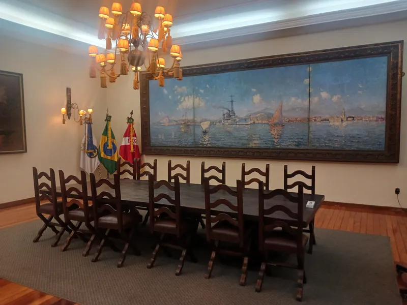 Salão Sete de Março, com o tríptico de Navarro da Costa e as bandeiras do CFN