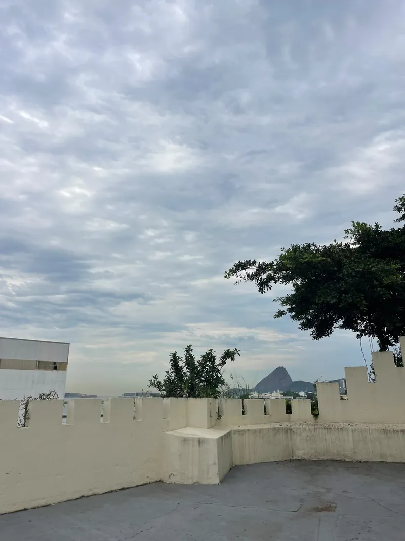 Vista da muralha da Fortaleza com o Pão de Açúcar ao fundo